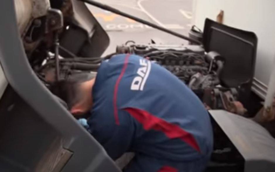 Imagen de un mecánico de DAF