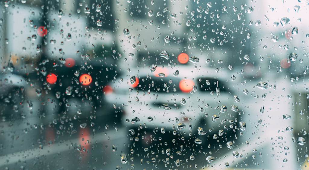 Imagen de un parabrisas con lluvia