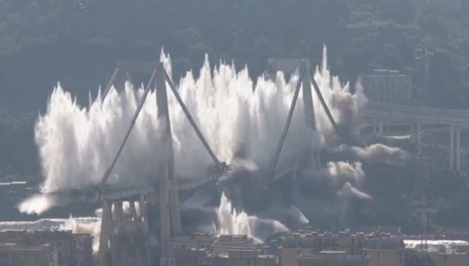Imagen de la demolición controlada del puente Morandi