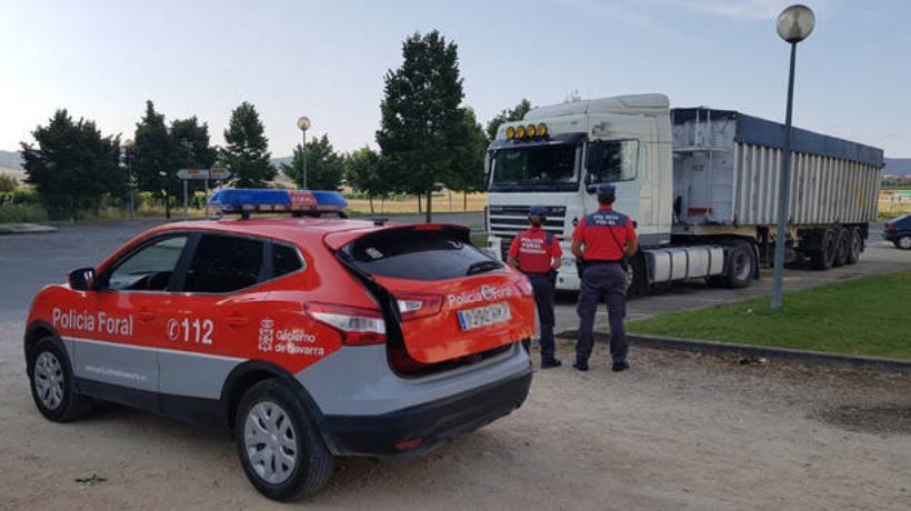 Los agentes junto al camión en Murieta