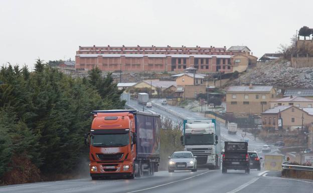 Camiones circulando por la N-232