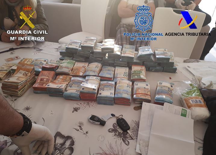 Dinero incautado por los agentes