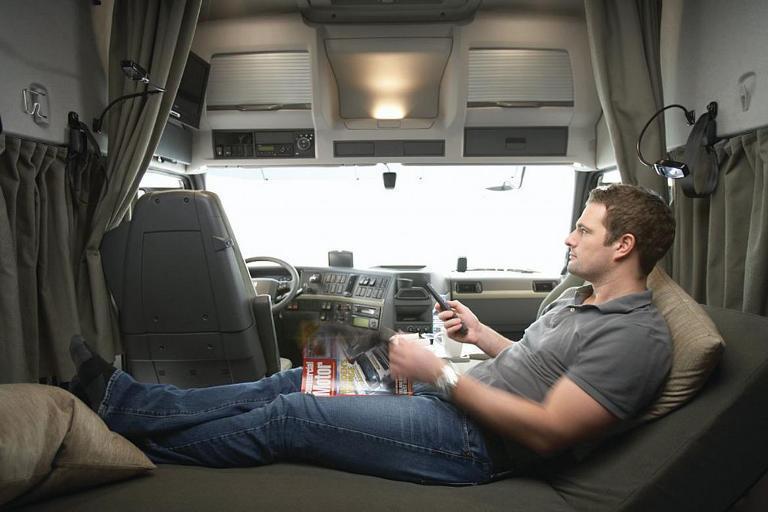 Un camionero descansando en la cabina del camión