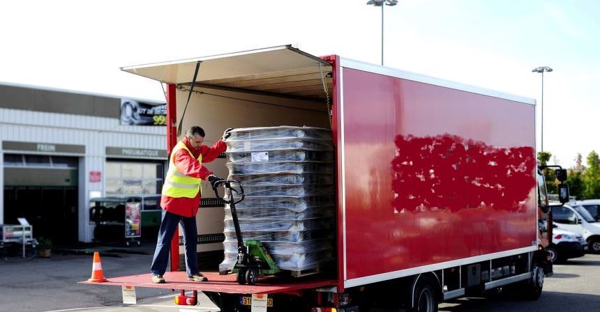 Un camionero descargando mercancía