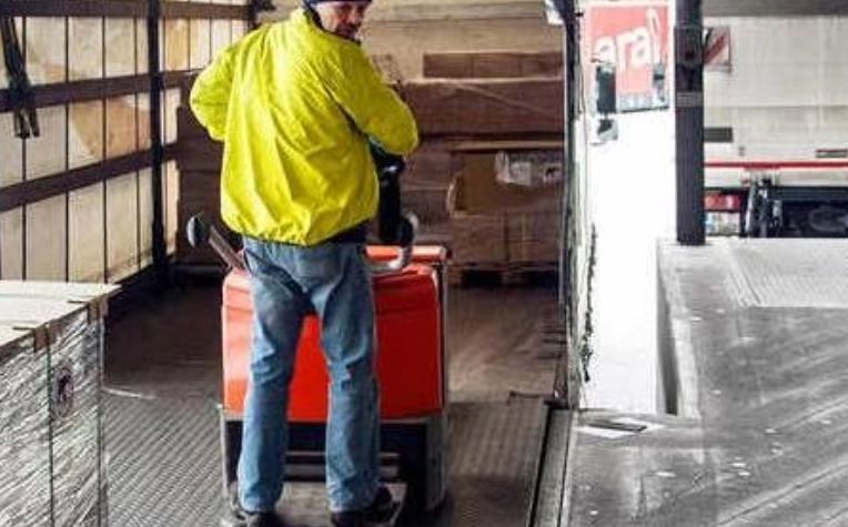 Camionero descargando