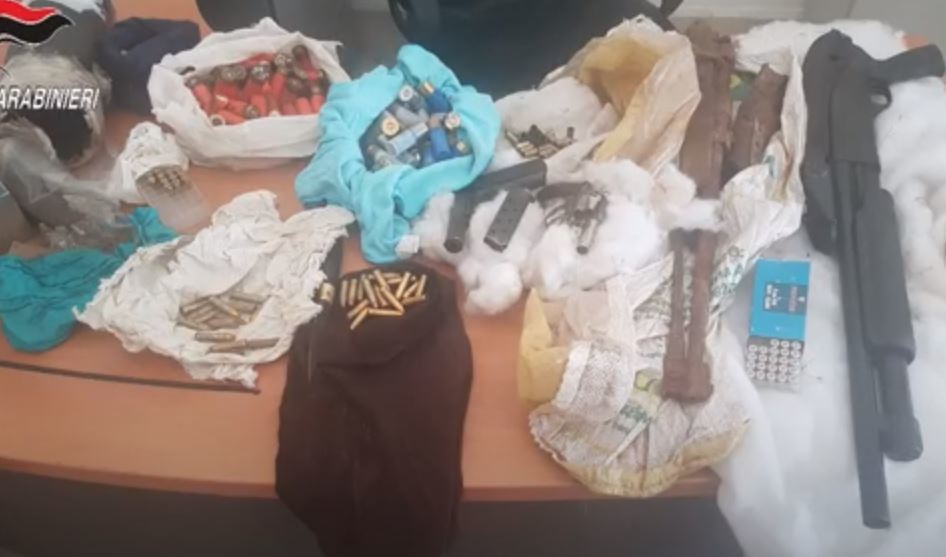 Imagen de las armas y municiones incautadas