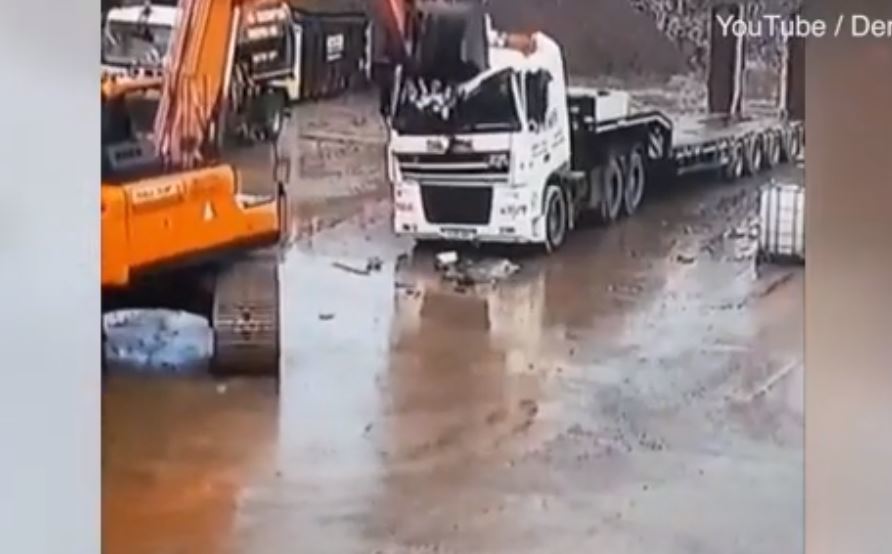 Momento en el que destruye el camión con la pala de la excavadora