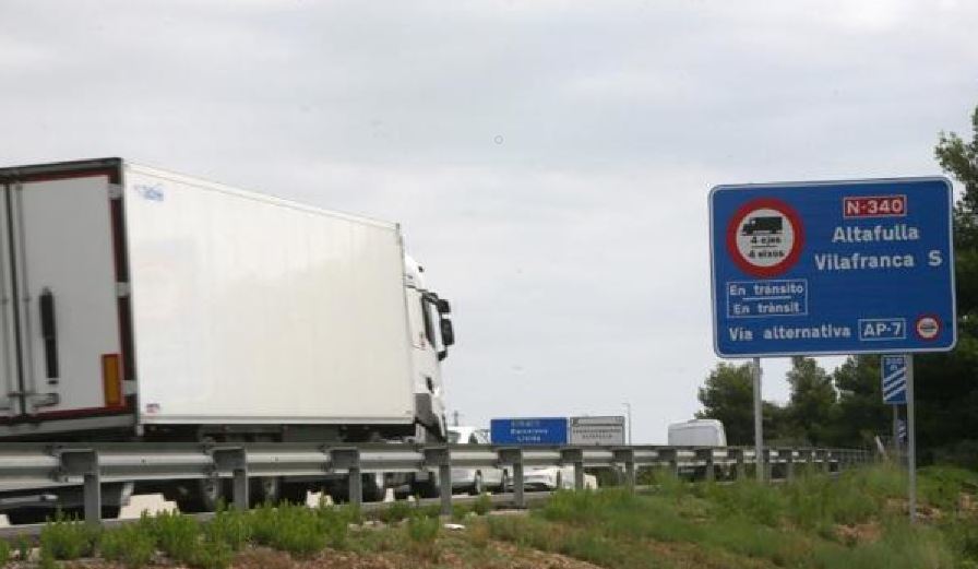 Señal de desvío para camiones en la N-340