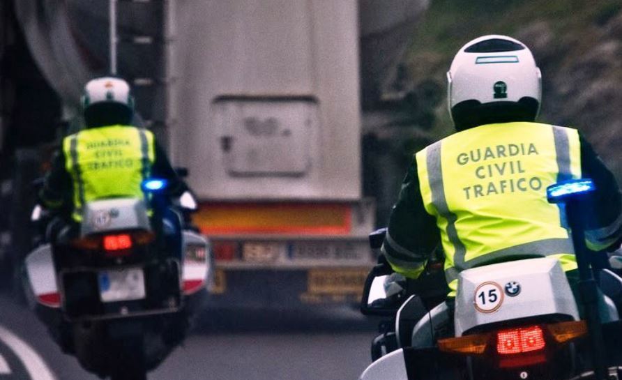 Agentes de la Guardia Civil detrás de un camión