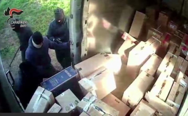 Los carabineros inspeccionando uno de los camiones localizados