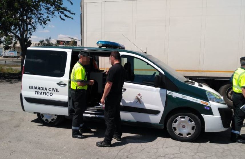 Imagen del camionero detenido por un agente de la guardia civil