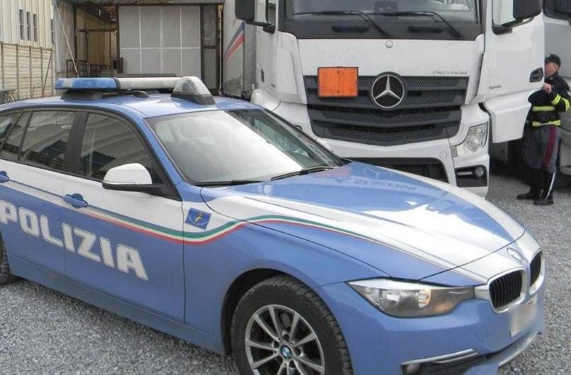 La policía italiana durante un control a un camión