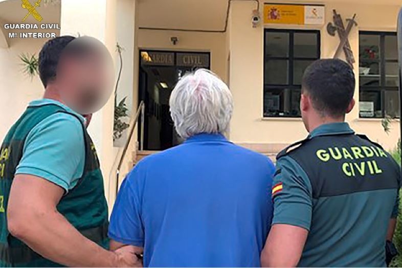 El detenido con agentes de la Guardia Civil