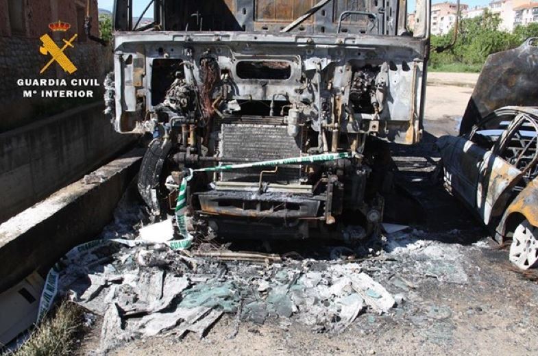 Imagen del camión y el coche calcinados