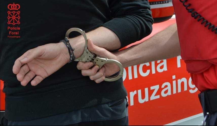 Un agente de la Policía Foral detiene a una persona