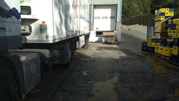 Este es el camión y el lugar donde se produjo el fatal accidente. Foto: Laura Riera