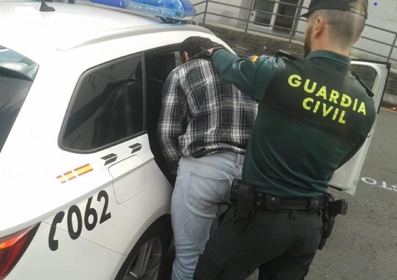 Momento en el que es detenido el autor del robo