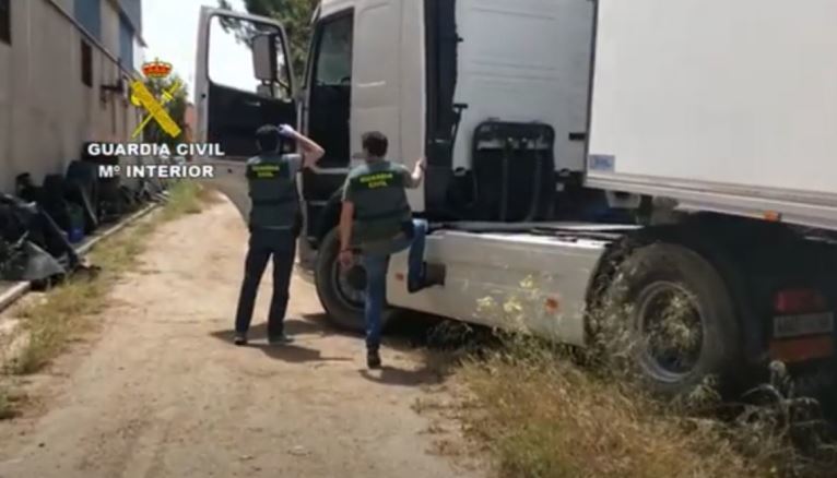 Guardia Civil inspeccionando un camión