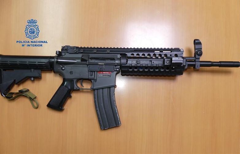Imagen de la replica del fusil incautado por la policía