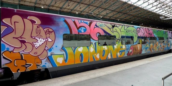 Imagen de grafitis en vagones de tren