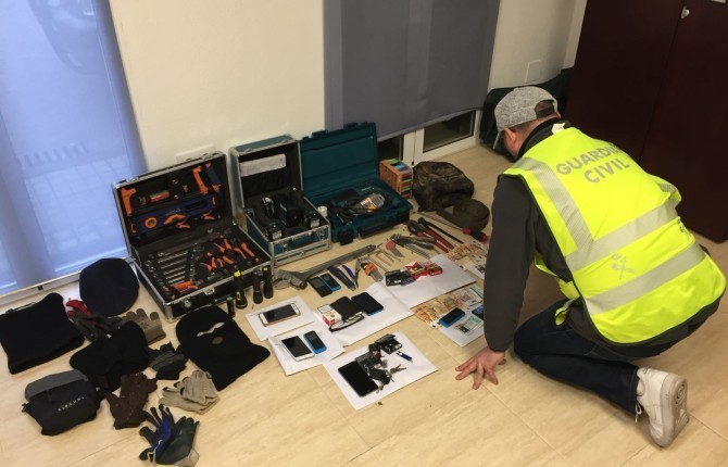 Parte del material empleado para el robo y de la mercancía .