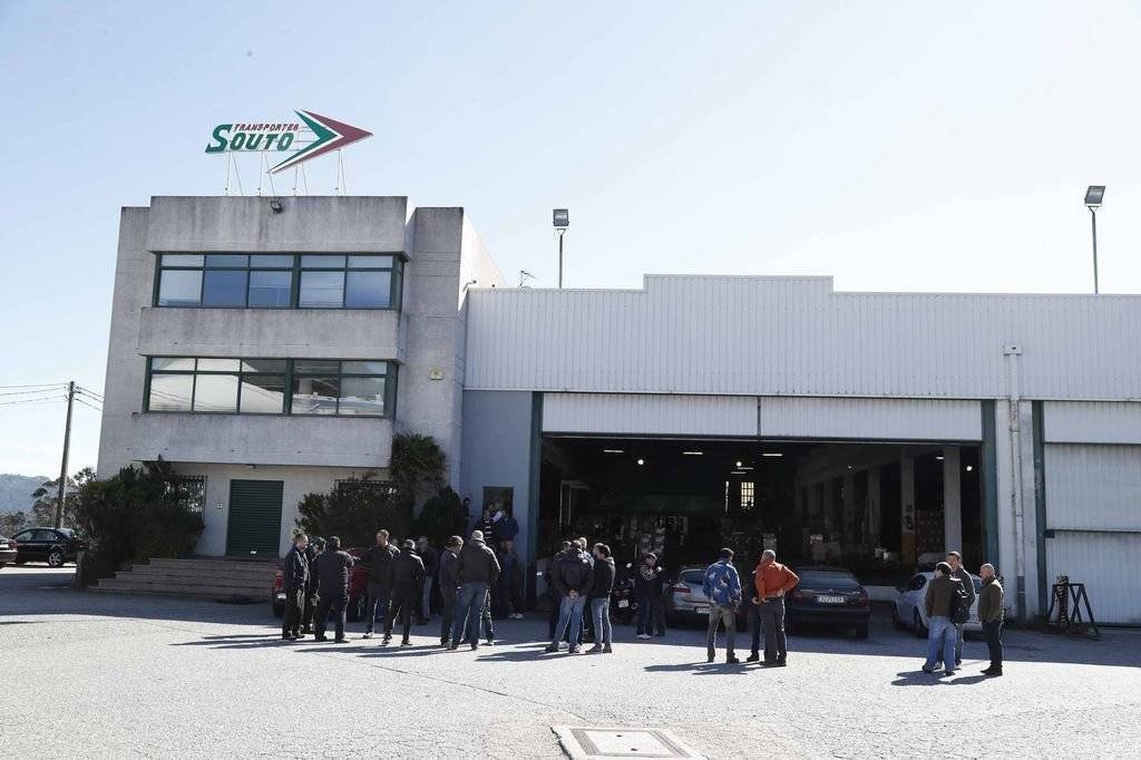 Los trabajadores de Souto ante la sede de la empresa