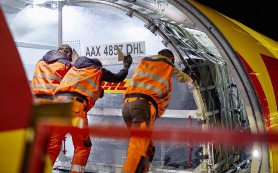 Imagen del transporte de EPIs en avión