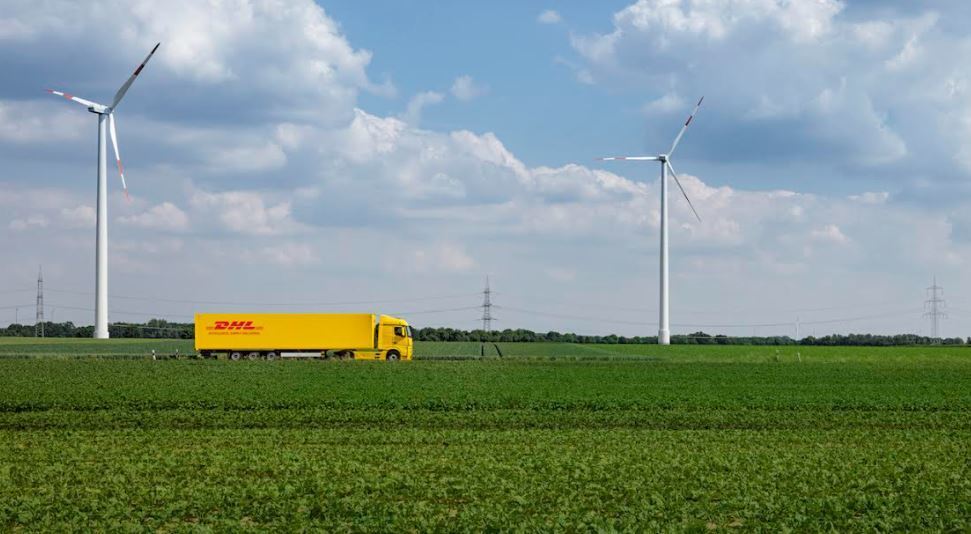 Imagen de un camión de DHL Freight con nuevas certificaciones