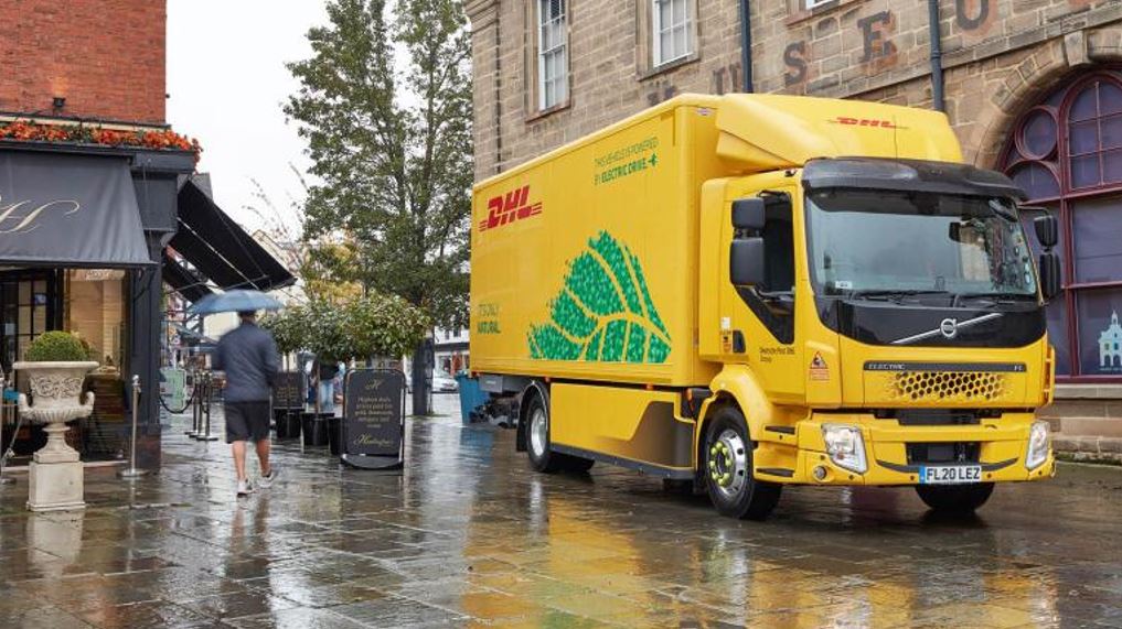 Imagen de DHL Parcel UK recibe seis camiones eléctricos Volvo y 30 tratoras de GNL