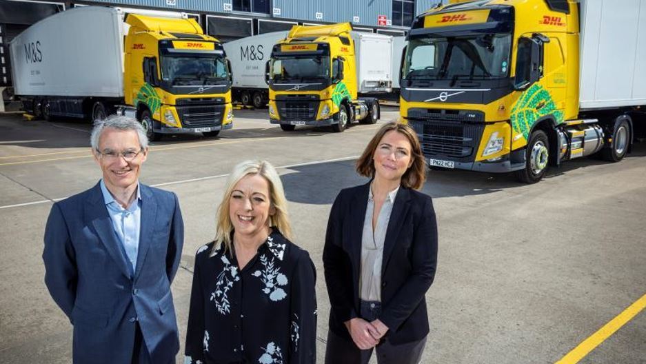 Imagen de DHL y los camiones Volvo FH a GNL para la cadena M&S