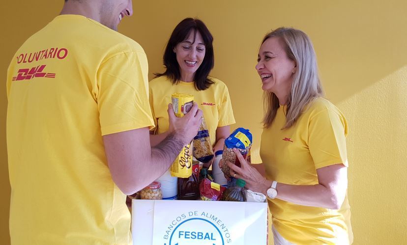 Imagen de voluntarios de DHL en la recogida de alimentos