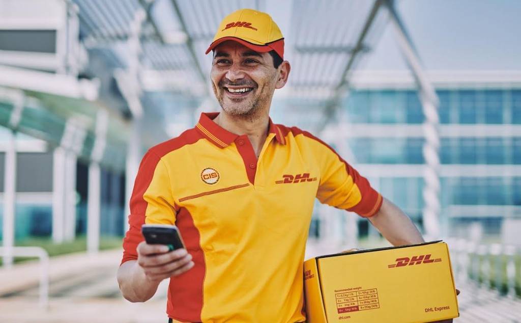 Un repartidor de DHL