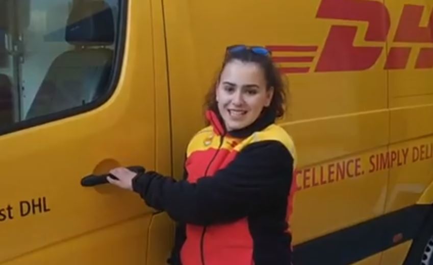 Una repartidora de DHL Express