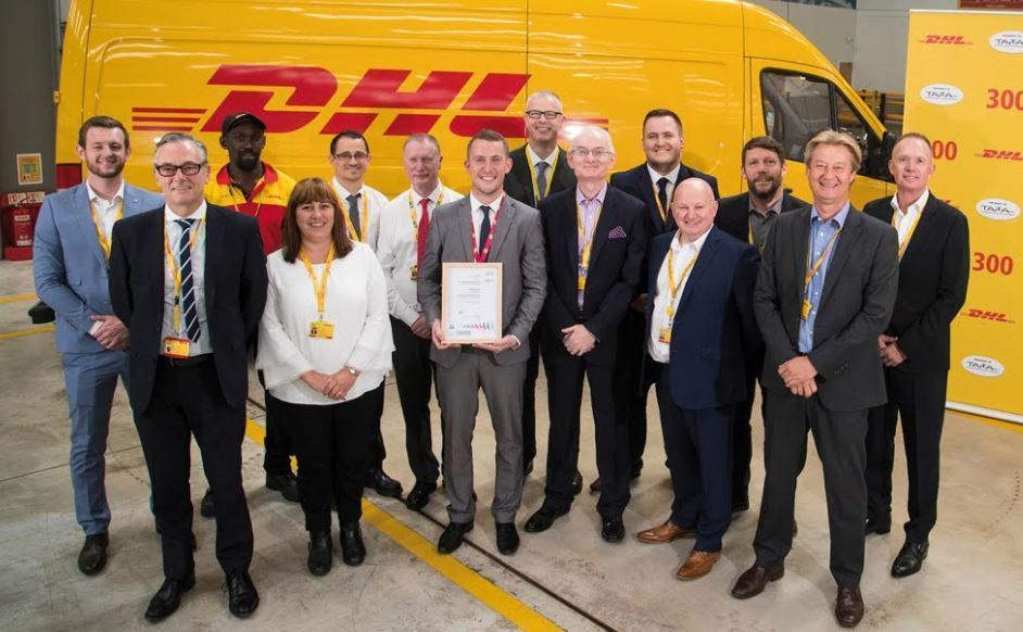 Representantes de DHL recogiendo la certificación