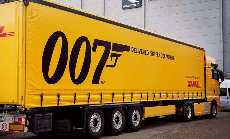 Imagen de un camión de DHL rotulado para la película de James Bond