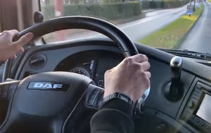 Imagen de vídeo de un camionero