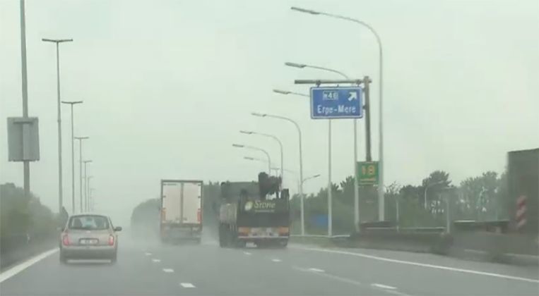 Vehículos circulando un día de lluvia en Bélgica