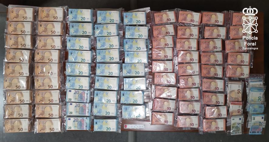 Dinero localizado en la cabina del camión