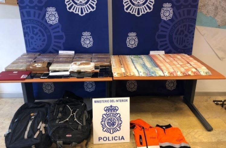 Imagen del dinero y otras pertenencias incautadas