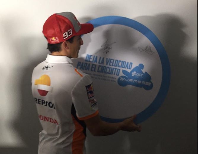 Marc Márquez colaborando con la DGT