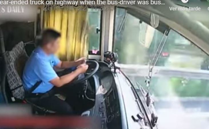 Imagen del conductor distraído con el bolígrafo