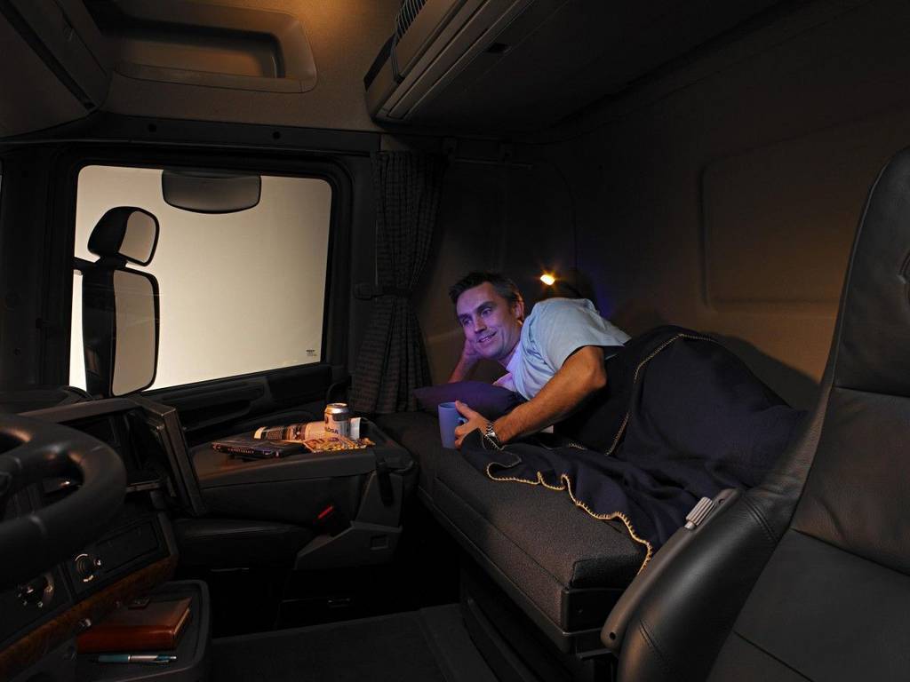 Un camionero en la cabina