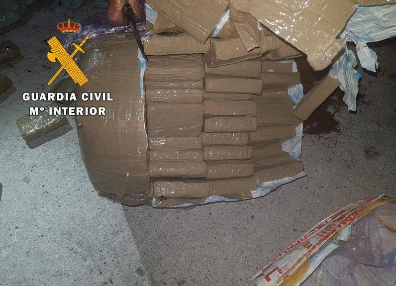 Imagen de la droga incautada en la cabeza tractora de un camión