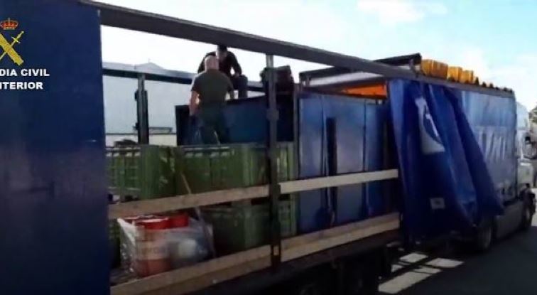 Camión con droga incautada escondida entre ajos