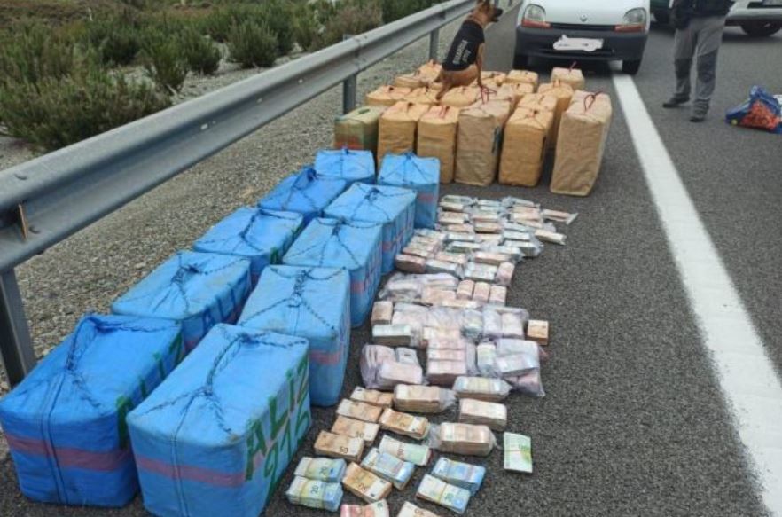 Imagen de la droga y el dinero incautado