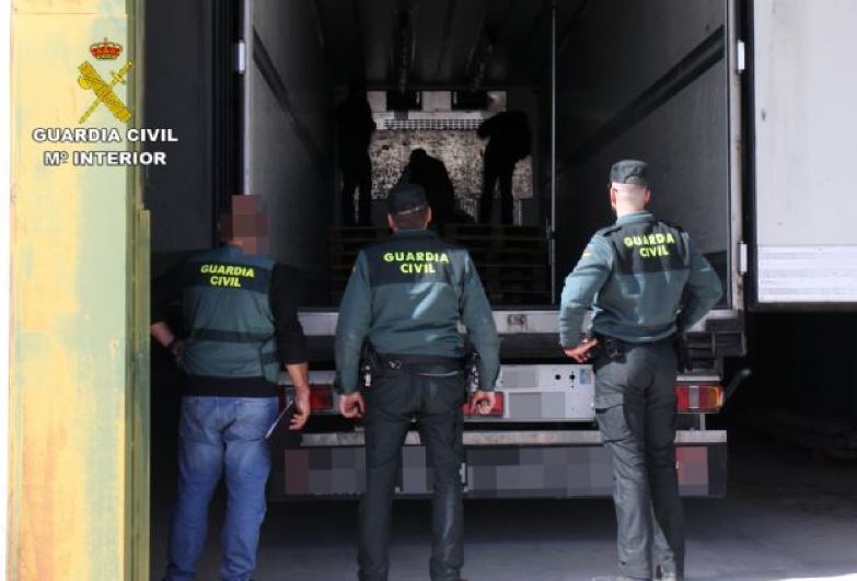 Agentes de la Guardia Civil inspeccionando el camión con marihuana