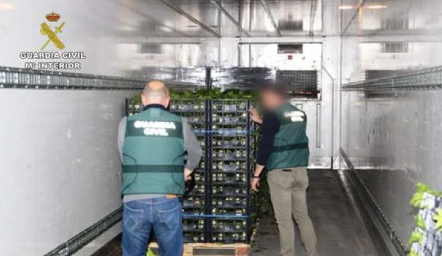 Agentes de la Guardia Civil revisando la mercancía