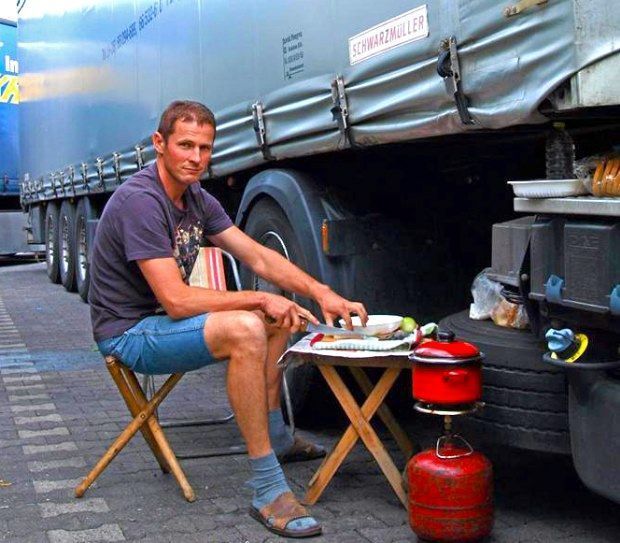 Caminero preparando su comida.
