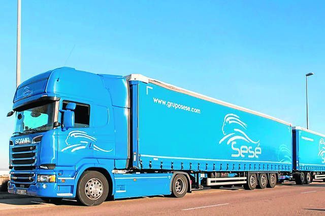 Las grandes empresas de logística zaragozanas apuestan por el avance de los megacamiones.