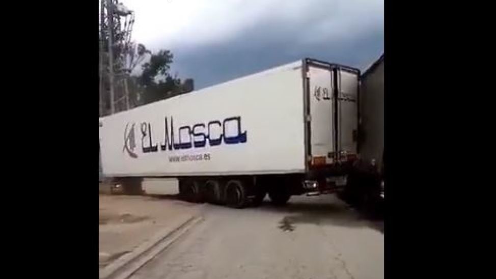 Da un fuerte golpe a otro camión maniobrando y se da a la fuga